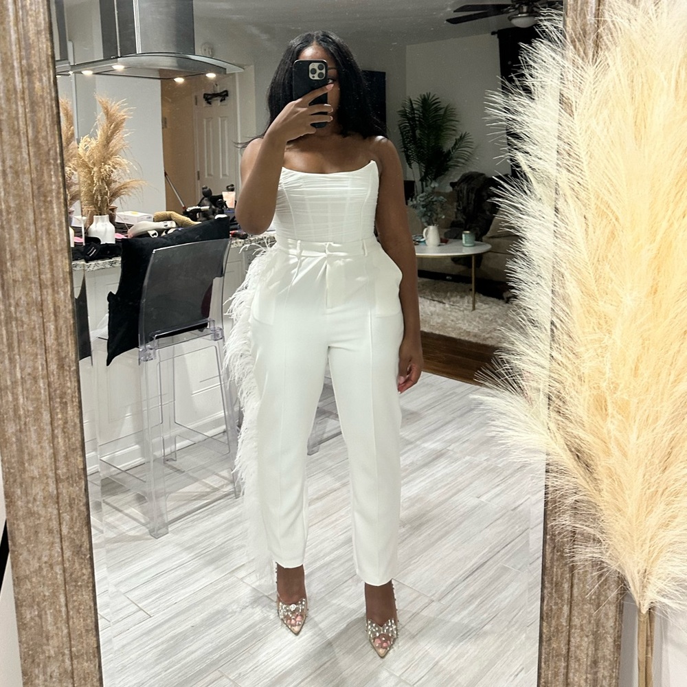 White trouser with feather siding